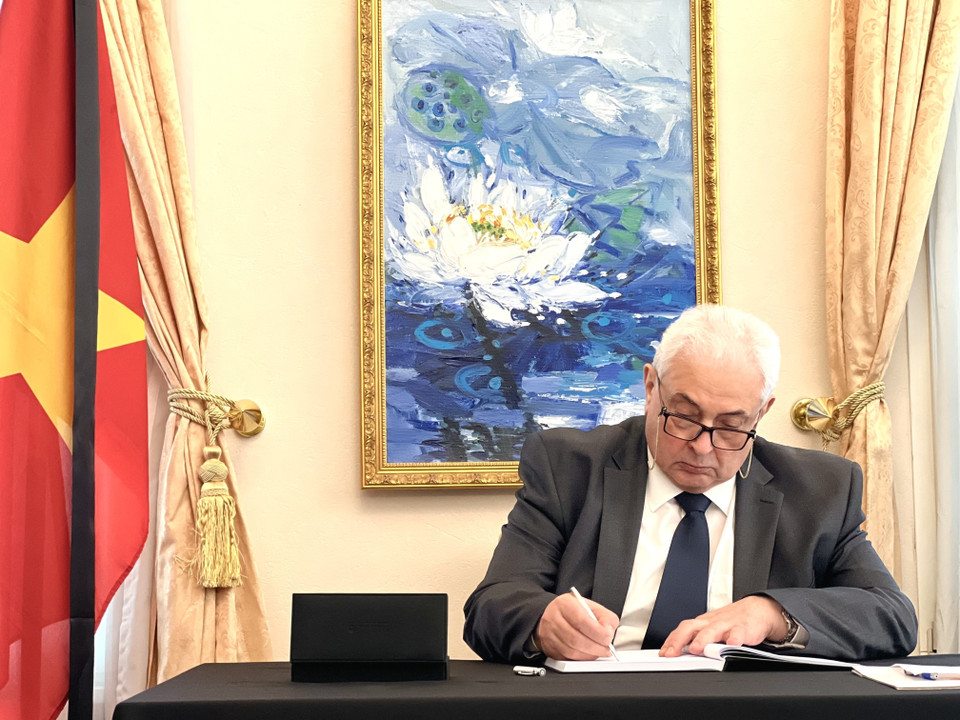 Đại sứ Nga tại Cộng hòa Liên bang Đức Sergey Nechaev viết sổ tang tưởng niệm Tổng Bí thư Nguyễn Phú Trọng. (Ảnh: Phương Hoa/TTXVN)