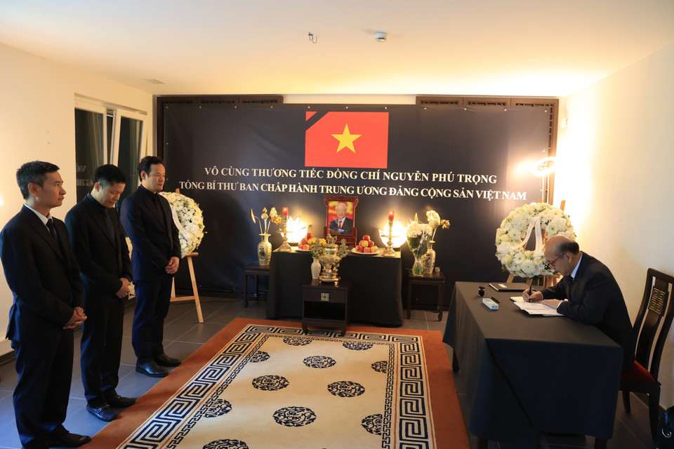 Ngày 25/7/2024, Phái đoàn đại diện thường trực Việt Nam bên cạnh Liên hợp quốc, Tổ chức Thương mại Thế giới (WTO) và các tổ chức quốc tế khác tại Geneva đã treo cờ rủ, tổ chức lễ viếng và mở sổ tang tưởng niệm Tổng Bí thư Đảng Cộng sản Việt Nam Nguyễn Phú Trọng. Trong ảnh: Đại sứ Chen Xu, Trưởng Phái đoàn đại diện thường trực Trung Quốc bên cạnh Liên hợp quốc, Tổ chức Thương mại Thế giới (WTO) và các tổ chức quốc tế khác tại Geneva đã gửi lời chia buồn sâu sắc và ghi sổ tang tưởng niệm đồng chí Nguyễn Phú Trọng. (Ảnh: Anh Hiển/TTXVN)