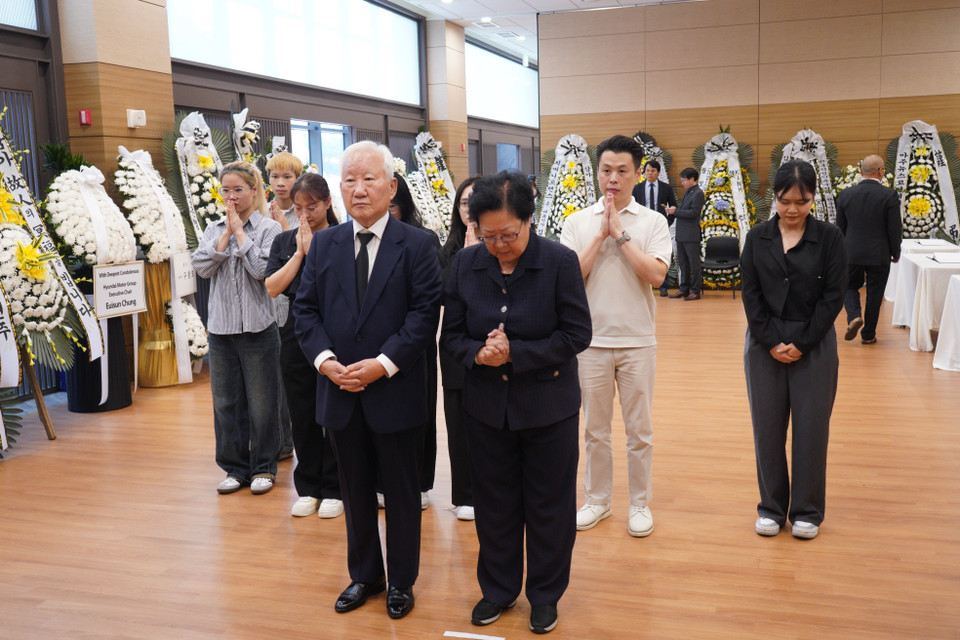 Các gia đình kiều bào Việt Nam sinh sống lâu năm tại Hàn Quốc đến viếng. (Ảnh: Đức Thắng/TTXVN)