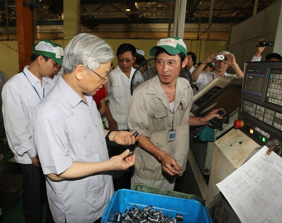 Tổng Bí thư, Chủ tịch Quốc hội Nguyễn Phú Trọng thăm Công ty cổ phần xích líp Đông Anh, Hà Nội, ngày 17/6/2011. (Ảnh: Trí Dũng/TTXVN)