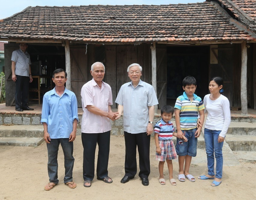 Tổng Bí thư Nguyễn Phú Trọng đến thăm và tặng quà gia đình ông Nguyễn Coi, hộ nghèo ở xã Diên Điền, huyện Diên Khánh, tỉnh Khánh Hòa (4/5/2016). (Ảnh: Trí Dũng/TTXVN)
