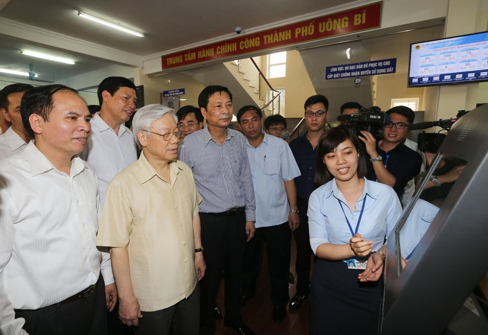 Tổng Bí thư Nguyễn Phú Trọng thăm Trung tâm Hành chính công thành phố Uông Bí (Quảng Ninh, ngày 13/4/2016). (Ảnh: Trí Dũng/TTXVN)