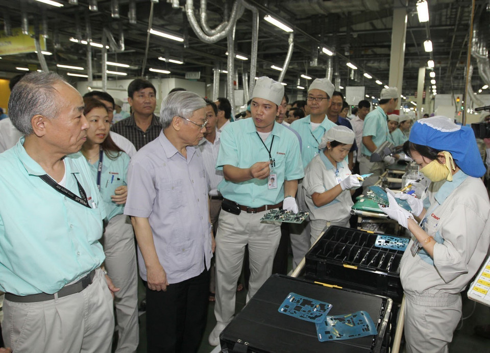 Tổng Bí thư, Chủ tịch Quốc hội Nguyễn Phú Trọng thăm thăm dây chuyền sản xuất của Công ty TNHH Canon Việt Nam tại Khu Công nghiệp Bắc Thăng Long, Hà Nội, ngày 17/6/2011. (Ảnh: Trí Dũng/TTXVN)