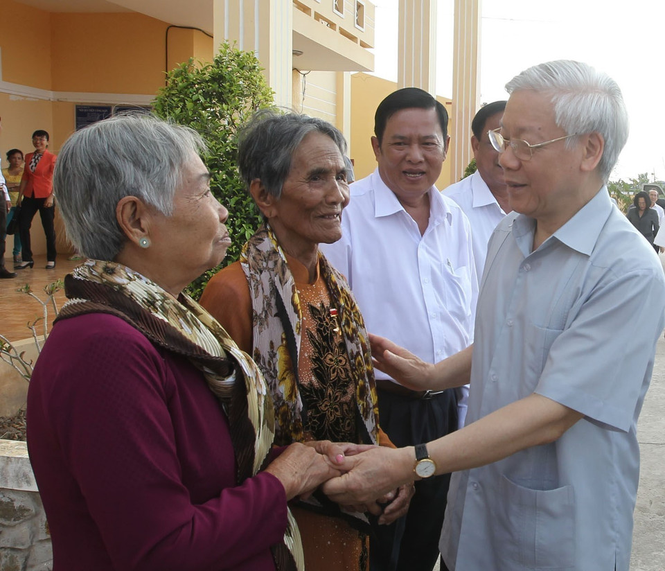 Tổng Bí thư Nguyễn Phú Trọng thăm hỏi Mẹ Việt Nam Anh hùng ở xã nông thôn mới Ngọc Tố, huyện Mỹ Xuyên, tỉnh Sóc Trăng (9/3/2015). (Ảnh: Trí Dũng/TTXVN)