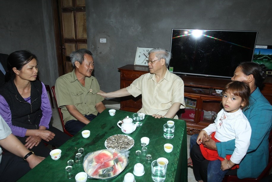 Tổng Bí thư Nguyễn Phú Trọng thăm, tặng quà gia đình anh Phùng Văn Lít, thương binh 1/4 ở thôn Làng Đồn, xã Chi Lăng, huyện Chi Lăng (Lạng Sơn, 22/4/2015). (Ảnh: Trí Dũng/TTXVN)