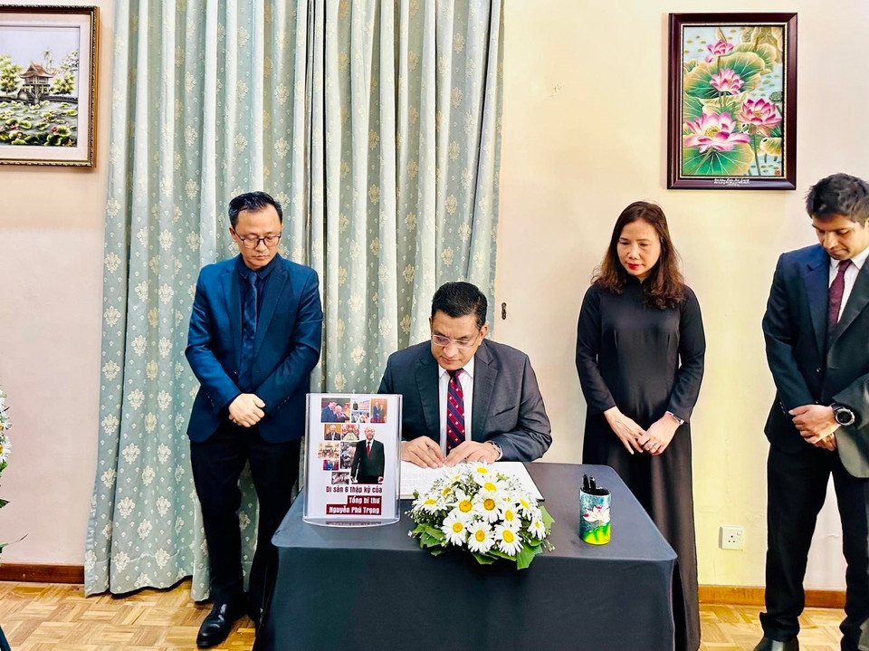 Sáng 26/7, Bộ trưởng Ngoại giao Sri Lanka, ông M.U.M Ali Sabry đã đến viếng và ghi sổ tang đồng chí Nguyễn Phú Trọng, Tổng Bí thư Ban Chấp hành Trung ương Đảng Cộng sản Việt Nam, tại thủ đô Comlombo. (Ảnh: TTXVN)