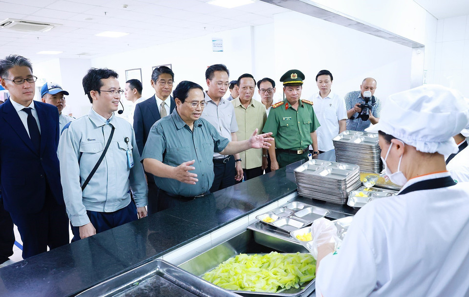 Thủ tướng Phạm Minh Chính thăm khu vực nhà ăn công nhân của Công ty TNHH Mektec Manufacturing chuyên sản xuất bản mạch. (Ảnh: Dương Giang/TTXVN)