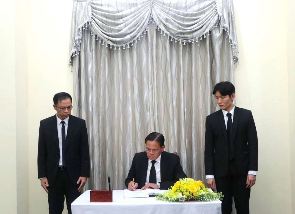 Đại sứ Lào tại Campuchia Buakeo Phumvongsay ghi sổ tang tại lễ viếng Tổng Bí thư Nguyễn Phú Trọng. (Ảnh: Quang Anh/TTXVN)