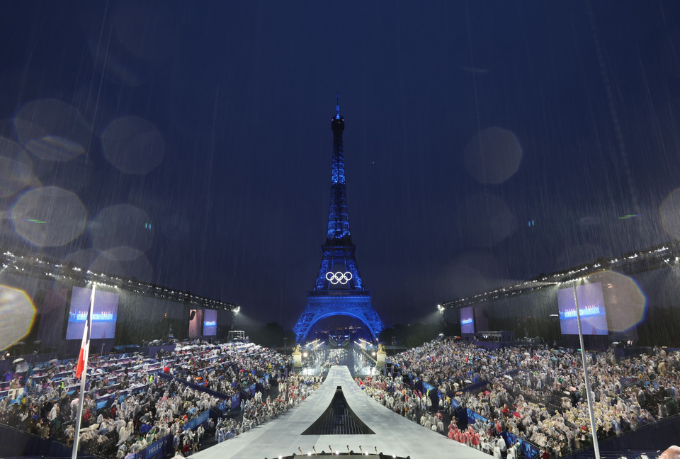 Lễ Khai mạc Olympic Paris 2024 diễn ra trên sông Seine đoạn chảy qua trung tâm thủ đô Paris của Pháp tối 26/7/2024. (Ảnh: THX/TTXVN)