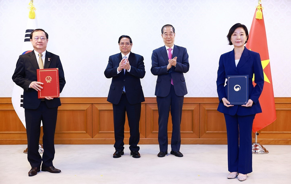 Thủ tướng Phạm Minh Chính và Thủ tướng Han Duck Soo chứng kiến trao Bản ghi nhớ về hợp tác phát triển và trao đổi hệ sinh thái khởi nghiệp giữa Bộ Khoa học và Công nghệ Việt Nam và Bộ Doanh nghiệp nhỏ và vừa và khởi nghiệp Hàn Quốc. (Ảnh: Dương Giang/TTXVN)