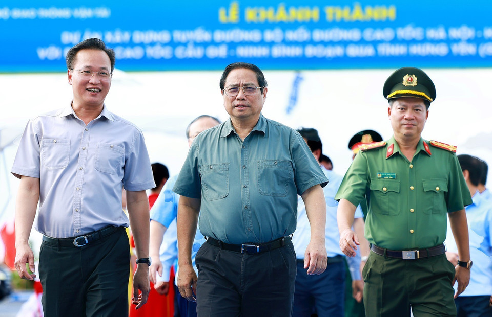 Trong chuyến thăm và làm việc tại Hưng Yên, sáng 7/7, Thủ tướng Phạm Minh Chính dự Lễ khánh thành dự án xây dựng tuyến đường bộ nối đường cao tốc Hà Nội-Hải Phòng với đường cao tốc Cầu Giẽ-Ninh Bình đoạn qua tỉnh Hưng Yên (giai đoạn 2). (Ảnh: Dương Giang/TTXVN)