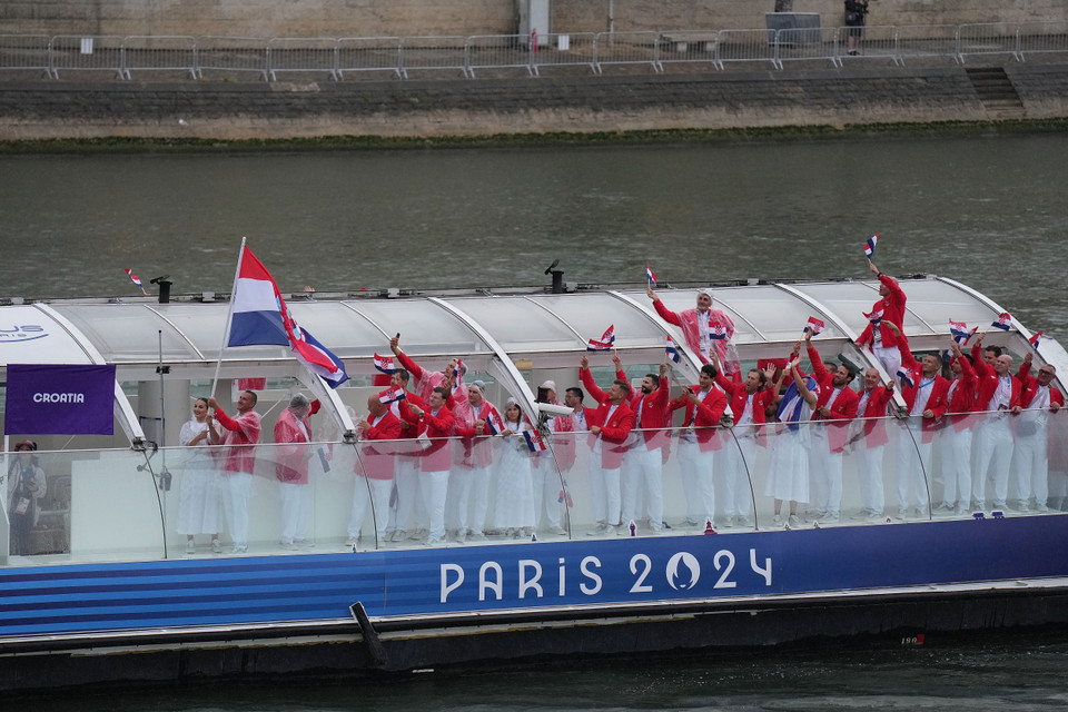 Thuyền chở đoàn thể thao Croatia diễu hành trên sông Seine trong Lễ Khai mạc Olympic Paris 2024. (Ảnh: THX/TTXVN)