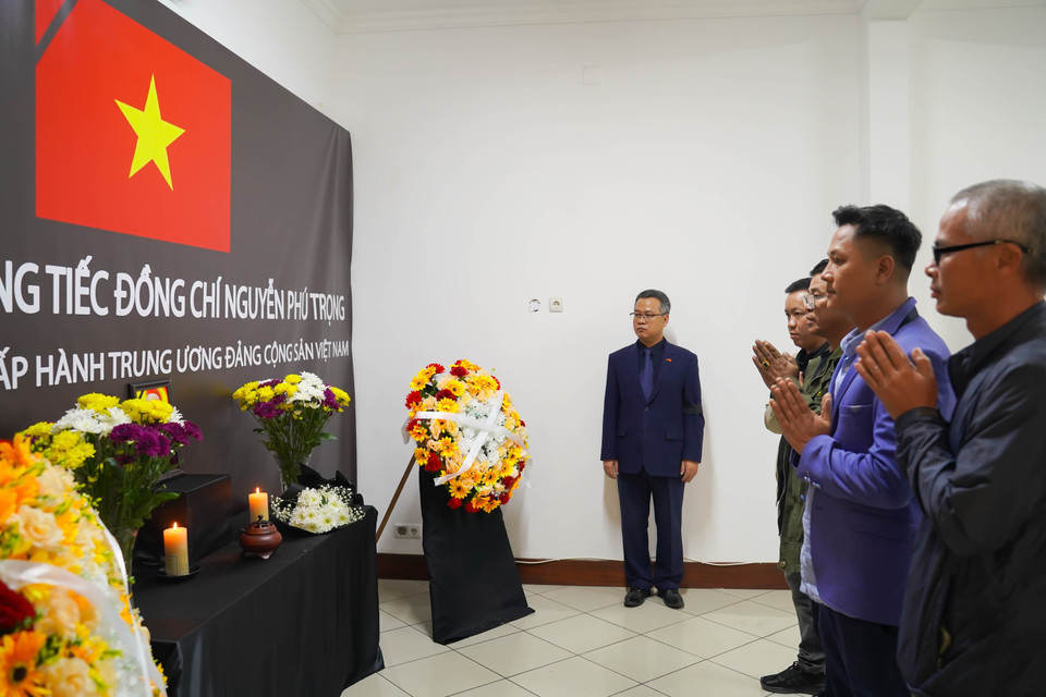 Cộng đồng người Việt Nam tại tỉnh Benguela viếng Tổng Bí thư Nguyễn Phú Trọng. (Ảnh: TTXVN)