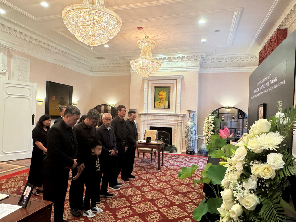 Gia đình 3 thế hệ của Việt kiều Trần Đình Chín, bang Maryland đến viếng Tổng Bí thư Nguyễn Phú Trọng (Ảnh: Kiều Trang/TTXVN)