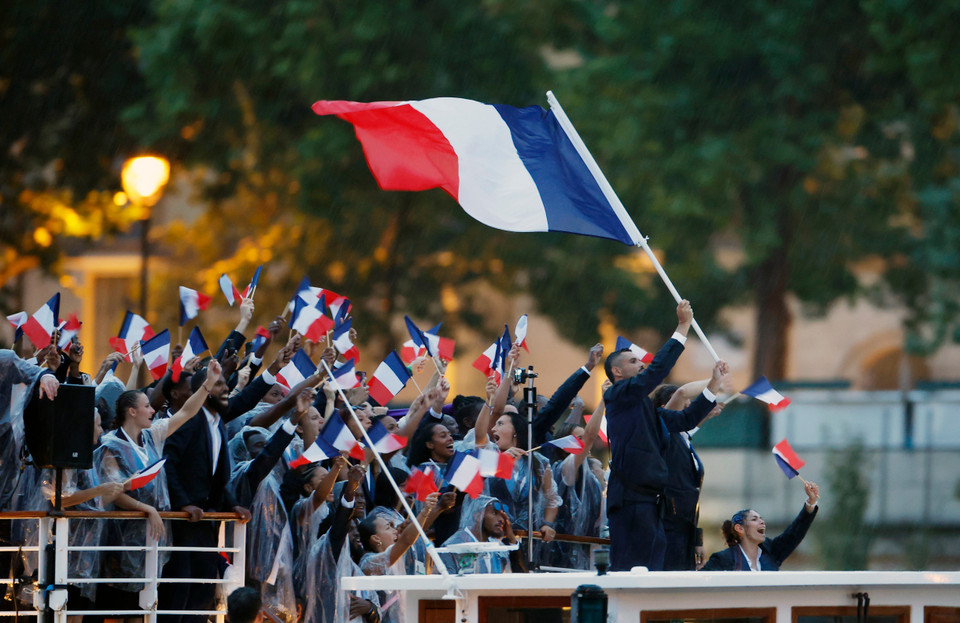 Đoàn thể thao Pháp diễu hành trên sông Seine trong Lễ Khai mạc Olympic Paris 2024. (Ảnh: THX/TTXVN)