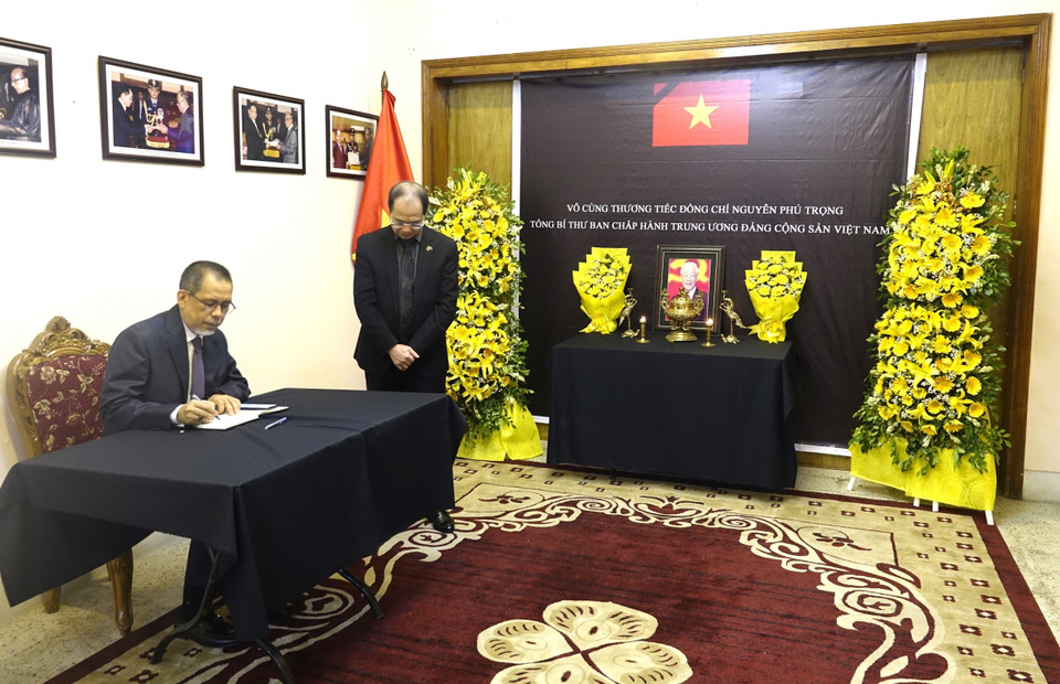 Ông Haji Haris bin Othman, Cao ủy Brunei tại Bangladesh ghi sổ tang tiễn biệt Tổng Bí thư Nguyễn Phú Trọng. (Ảnh TTXVN)