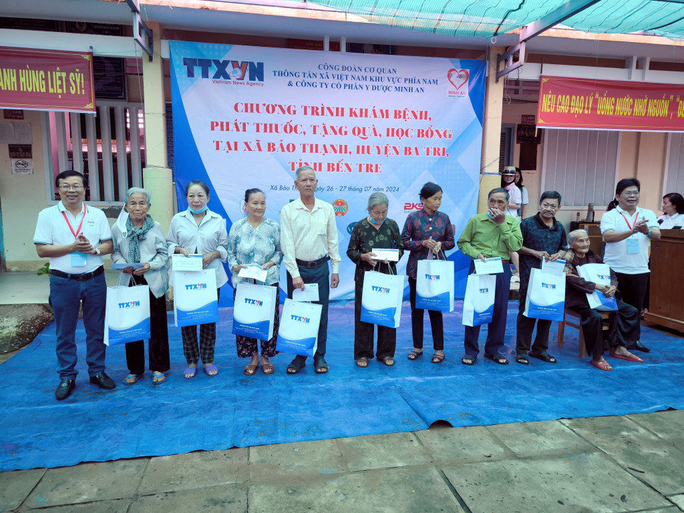 Trao quà cho hộ gia đình chính sách. (Ảnh: Huỳnh Phúc Hậu/TTXVN)