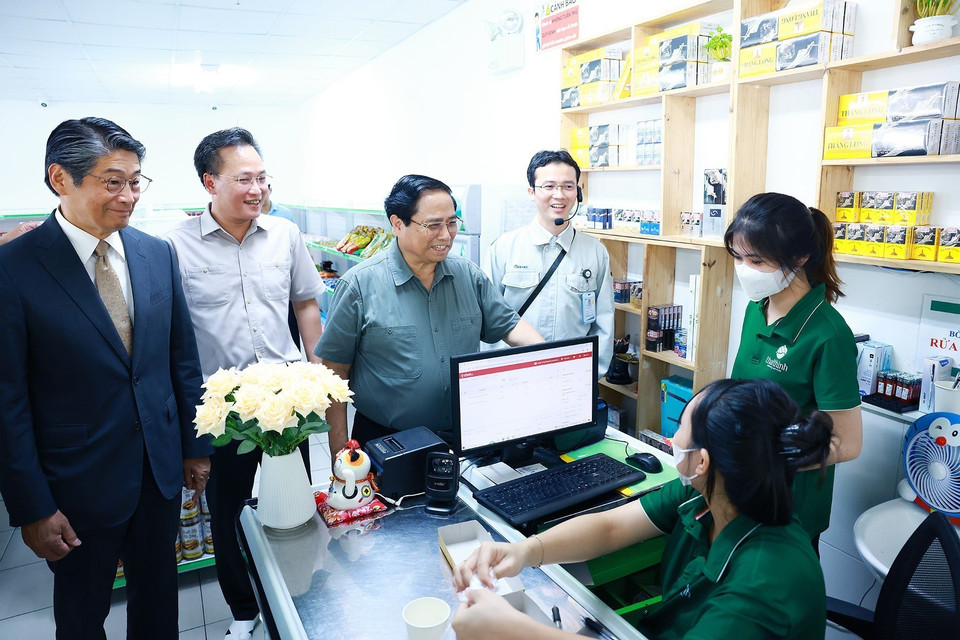 Thủ tướng Phạm Minh Chính thăm khu vực dịch vụ công nhân của Công ty TNHH Mektec Manufacturing chuyên sản xuất bản mạch. (Ảnh: Dương Giang/TTXVN)