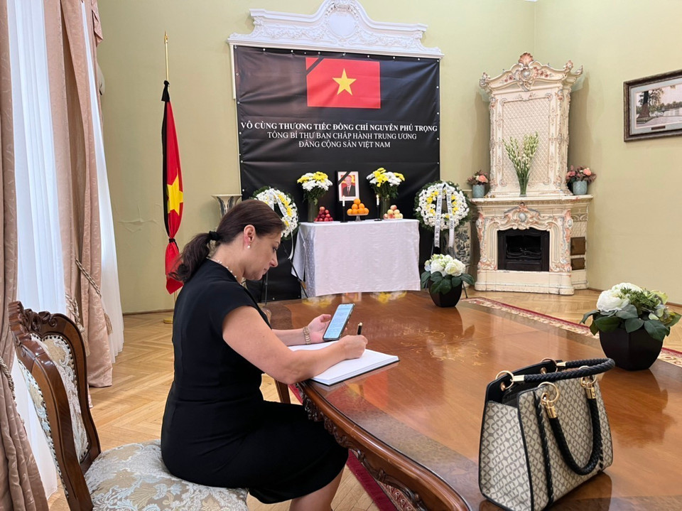 Nghị sĩ Quốc hội Romania, bà Oana Consuela Florea ghi sổ tang. (Ảnh: TTXVN phát)