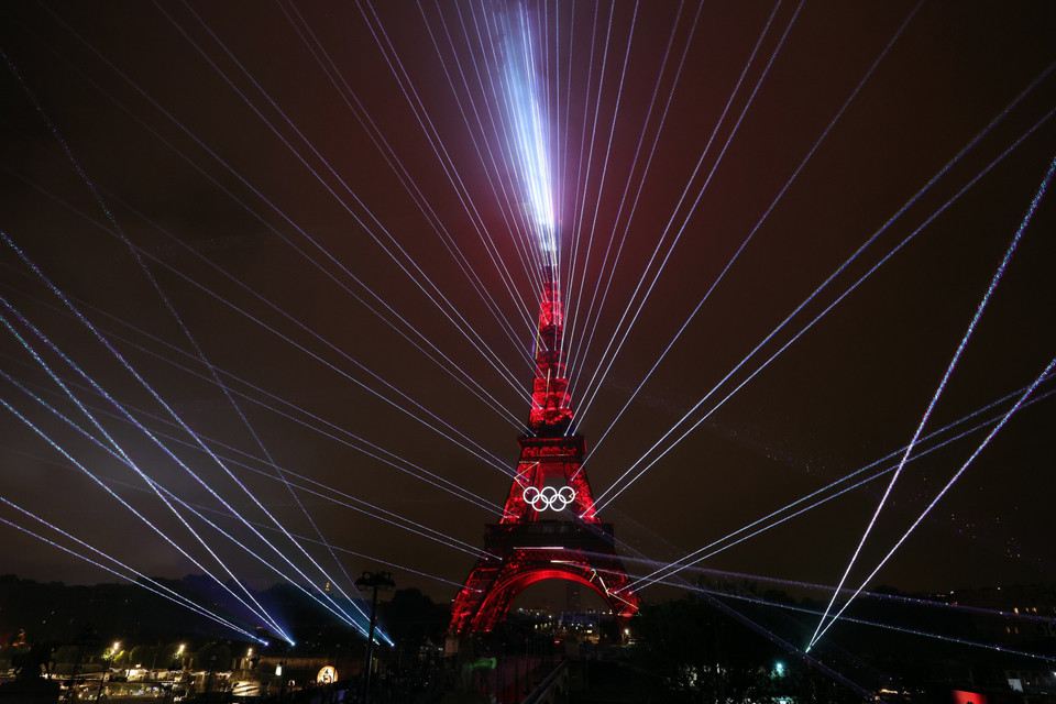 Màn trình diễn ánh sáng độc đáo tại khu vực Tháp Eiffel trong Lễ Khai mạc Olympic Paris 2024. (Ảnh: THX/TTXVN)