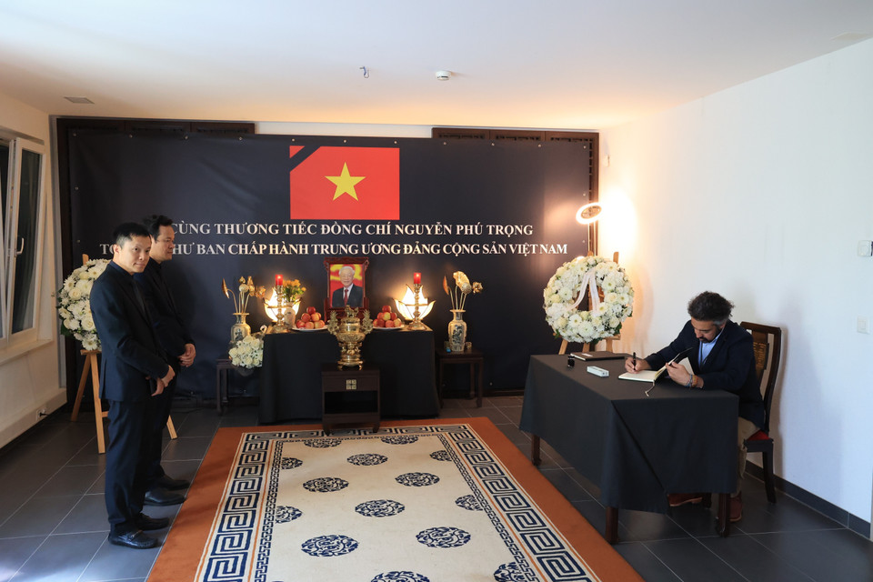 Đại diện phái đoàn Mỹ ở Geneva tới viếng Tổng bí thư Nguyễn Phú Trọng. (Ảnh: Anh Hiển/TTXVN)