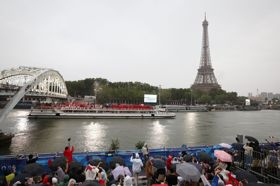 Thuyền chở các đoàn thể thao diễu hành trên sông Seine trong Lễ Khai mạc Olympic Paris 2024. (Ảnh: THX/TTXVN)