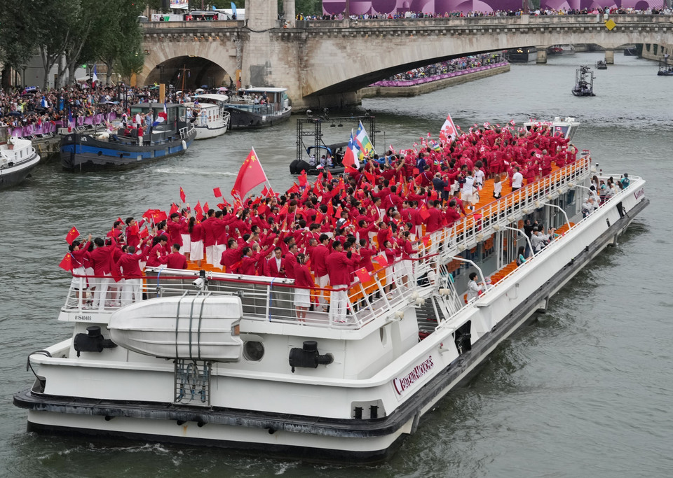 Thuyền chở đoàn thể thao Trung Quốc diễu hành trên sông Seine trong Lễ Khai mạc Olympic Paris 2024. (Ảnh: THX/TTXVN)