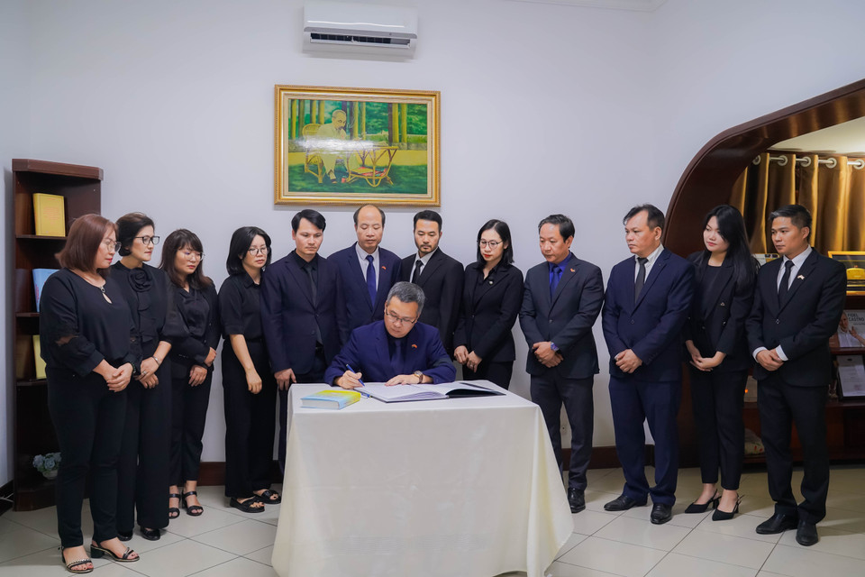 Trong hai ngày quốc tang 25-26/7/2024, đông đảo lãnh đạo, cơ quan đại diện ngoại giao, cộng đồng người Việt Nam và bạn bè quốc tế ở Angola đã đến viếng Tổng Bí thư Nguyễn Phú Trọng. (Ảnh: TTXVN)