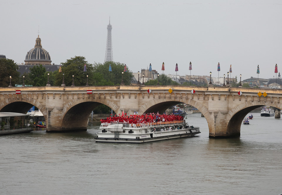Thuyền chở các đoàn thể thao diễu hành trên sông Seine trong Lễ Khai mạc Olympic Paris 2024. (Ảnh: THX/TTXVN)