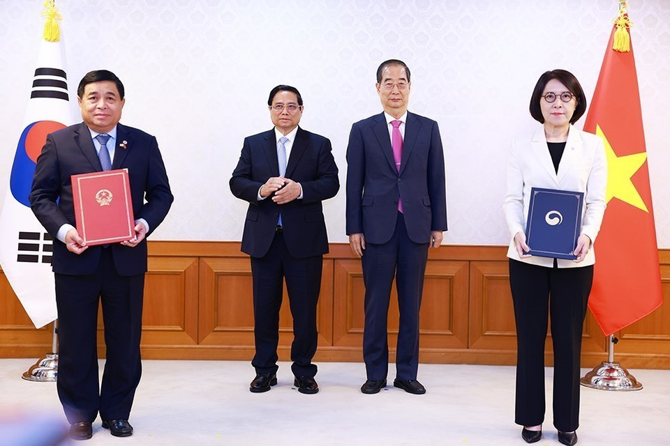 Thủ tướng Phạm Minh Chính và Thủ tướng Han Duck Soo chứng kiến trao Bản ghi nhớ giữa Bộ Kế hoạch và Đầu tư Việt Nam và Bộ Ngoại giao Hàn Quốc về viện trợ không hoàn lại của Hàn Quốc cho Việt Nam. (Ảnh: Dương Giang/TTXVN)