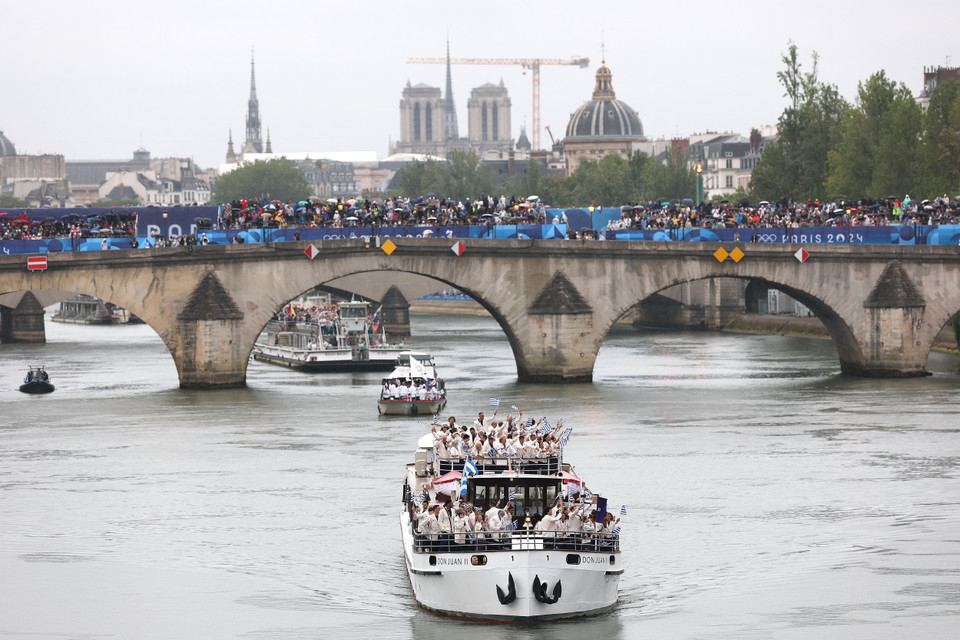 Thuyền chở các đoàn thể thao diễu hành trên sông Seine trong Lễ Khai mạc Olympic Paris 2024. (Ảnh: THX/TTXVN)