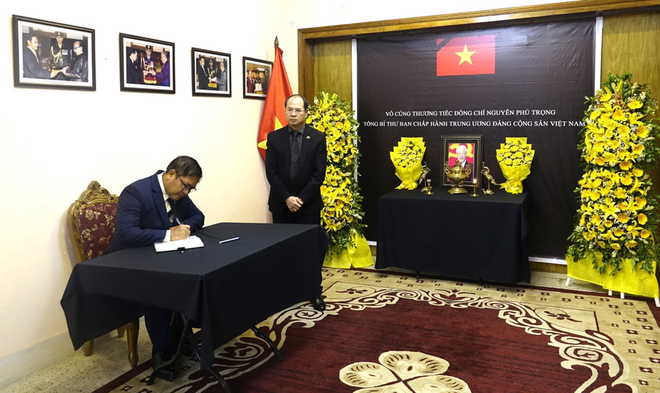Ông Kyaw Soe Moe, Đại sứ Myanmar tại Bangladesh ghi sổ tang tiễn biệt Tổng Bí thư Nguyễn Phú Trọng. (Ảnh TTXVN)
