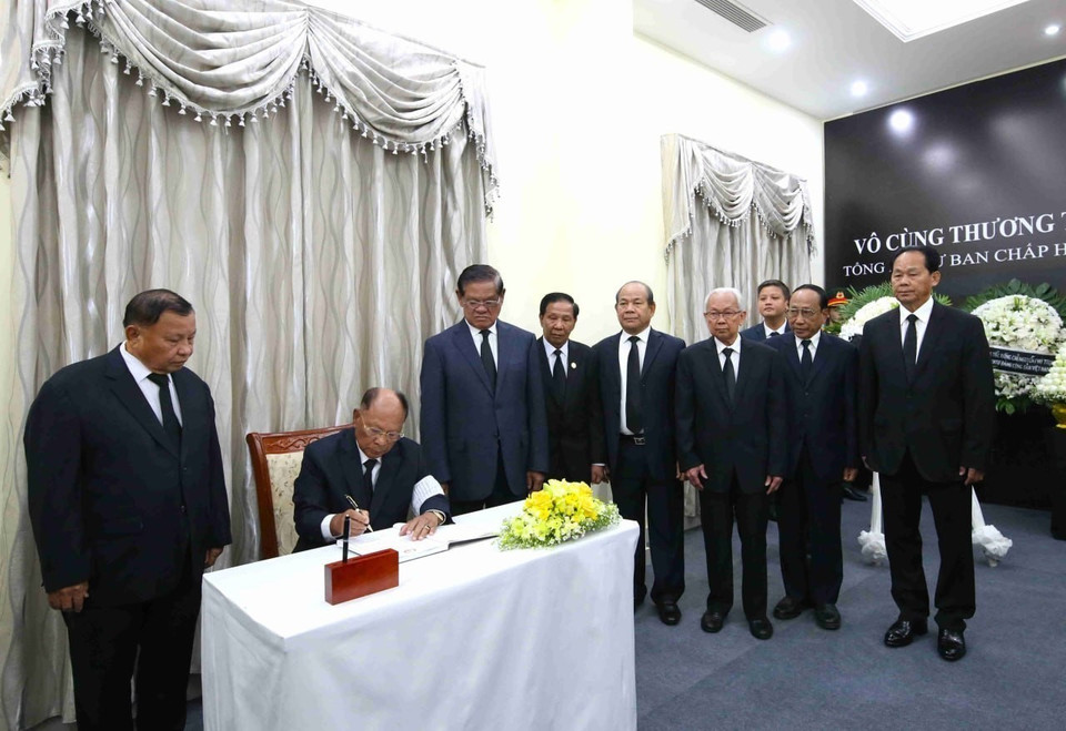 Chủ tịch danh dự CPP Heng Samrin ghi sổ tang tại lễ viếng Tổng Bí thư Nguyễn Phú Trọng. (Ảnh: Huỳnh Thảo/TTXVN)