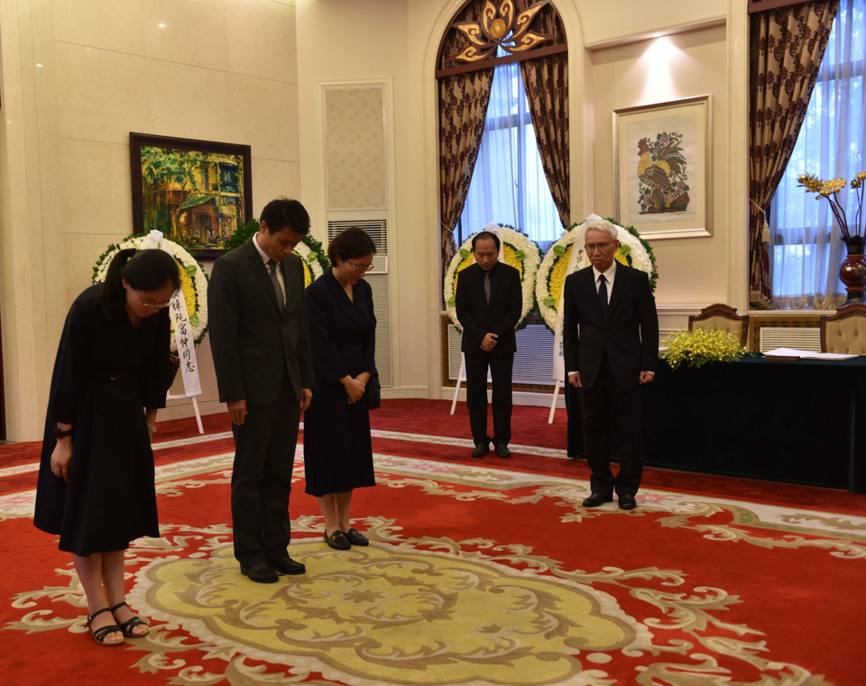 Ngày 25/7/2024, tại Bắc Kinh, Trung Quốc, Đại sứ quán Việt Nam tại Trung Quốc đã tổ chức Lễ viếng và mở sổ tang tưởng niệm Tổng Bí thư Nguyễn Phú Trọng. Trong ảnh: Đoàn Ban Việt ngữ Đài Phát thanh-Truyền hình Trung ương Trung Quốc, do Trưởng ban Ngụy Vi dẫn đầu, đến viếng Tổng Bí thư Nguyễn Phú Trọng. (Ảnh: Hải Yến/TTXVN)