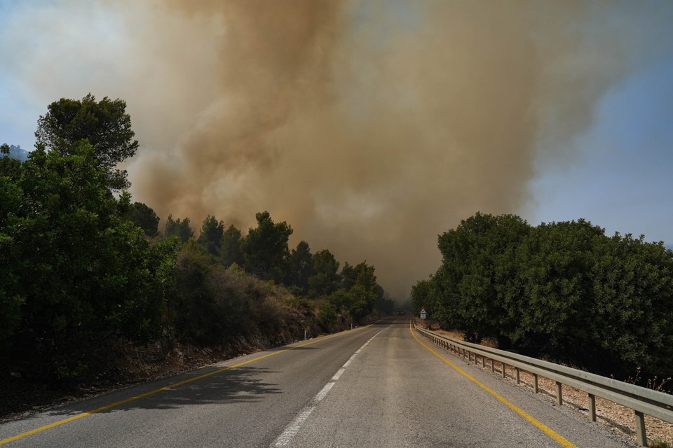 Nhóm vũ trang Hezbollah ở Liban cho biết đã phóng hơn 200 tên lửa và huy động thiết bị bay không người lái mang theo chất nổ nhằm vào các vị trí quân sự của Israel trong ngày 4/7/2024. Quân đội Israel cho biết hệ thống phòng không đã đánh chặn hầu hết các tên lửa tấn công, song vẫn xuất hiện một số đám cháy tại khu vực miền Bắc Israel. Ảnh: Khói lửa bốc lên tại khu vực miền Bắc Israel sau vụ tấn công tên lửa từ Liban ngày 4/7/2024. (Ảnh: THX/TTXVN)