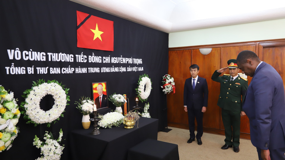 Phó Tổng thống Nam Phi Paul Mashatile viếng và ghi sổ tang tưởng niệm Tổng Bí thư Nguyễn Phú Trọng. (Ảnh: Nguyễn Hoàng Minh/TTXVN)