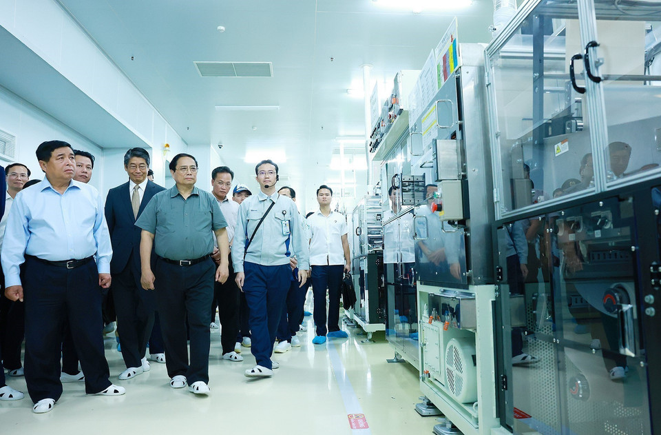 Thủ tướng Phạm Minh Chính đến thăm Khu Công nghiệp Thăng Long II thuộc huyện Mỹ Hào, tỉnh Hưng Yên. Trong ảnh: Thủ tướng Phạm Minh Chính thăm dây chuyền sản xuất bản mạch của Công ty TNHH Mektec Manufacturing chuyên sản xuất bản mạch. (Ảnh: Dương Giang/TTXVN)