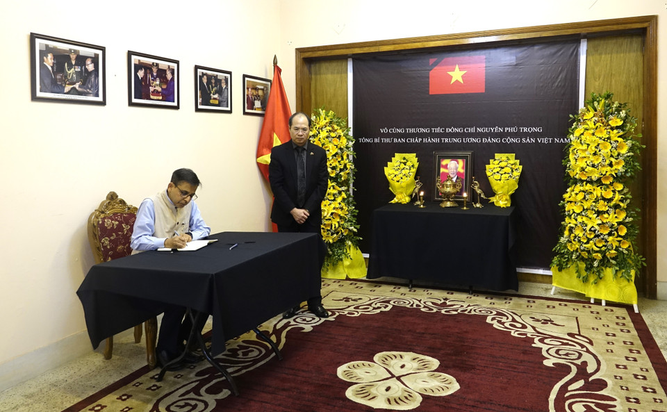 Ông Pranay Verma, Cao ủy Ấn Độ tại Bangladesh ghi sổ tang. (Ảnh TTXVN)