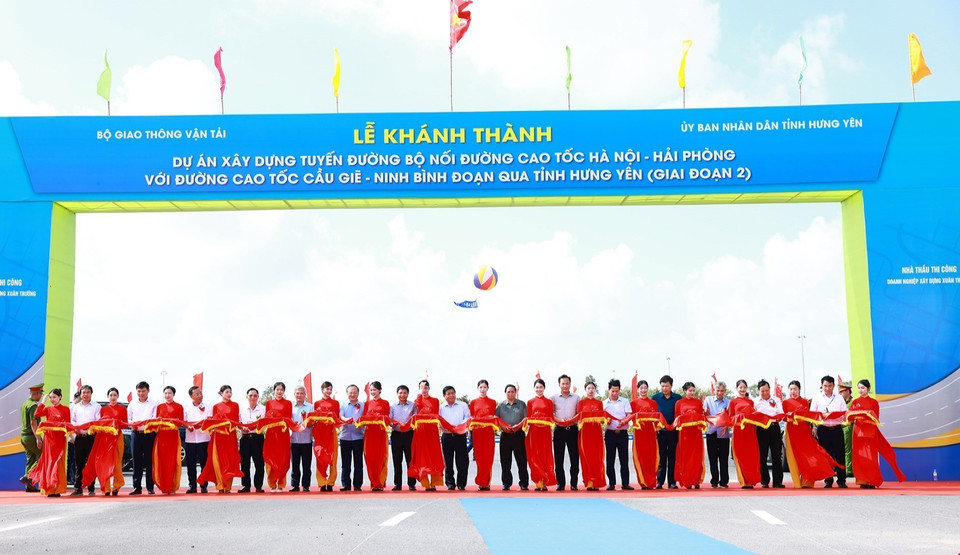 Thủ tướng Phạm Minh Chính và các đại biểu cắt băng thông xe dự án đường bộ nối cao tốc Hà Nội-Hải Phòng với cao tốc Cầu Giẽ-Ninh Bình. (Ảnh: Dương Giang/TTXVN)
