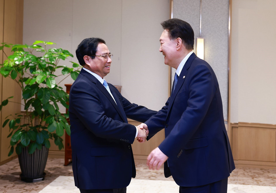 Thủ tướng Phạm Minh Chính hội kiến Tổng thống Hàn Quốc Yoon Suk Yeol. (Ảnh: Dương Giang/TTXVN)