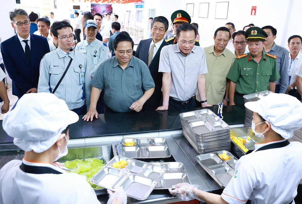 Thủ tướng Phạm Minh Chính thăm khu vực nhà ăn công nhân của Công ty TNHH Mektec Manufacturing chuyên sản xuất bản mạch. (Ảnh: Dương Giang/TTXVN)