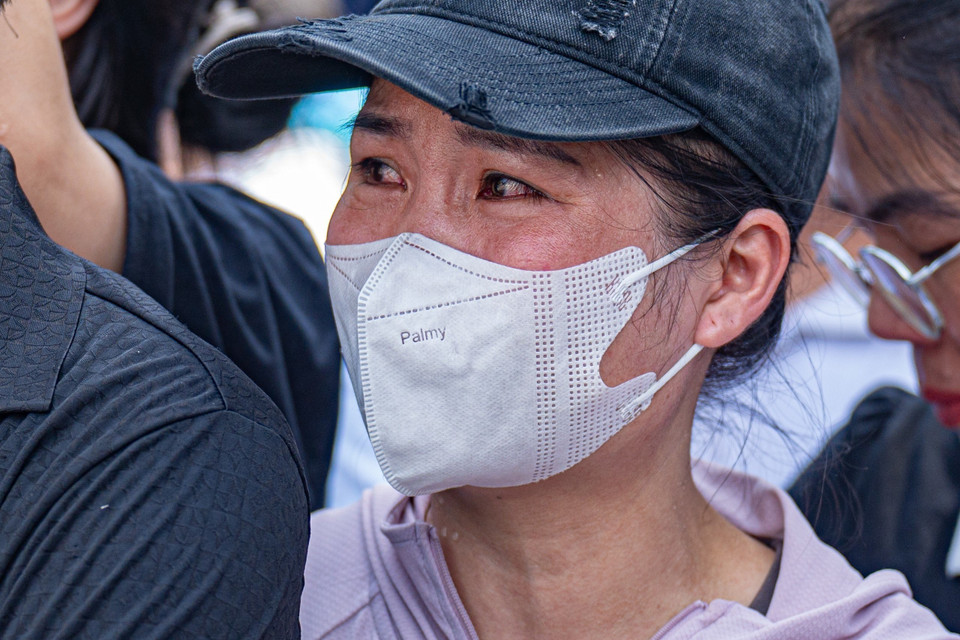 Người dân xúc động tiễn đưa Tổng Bí thư Nguyễn Phú Trọng. (Ảnh: TTXVN)