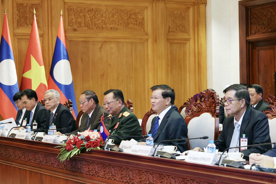 Tổng Bí thư, Chủ tịch nước Thongloun Sisoulith và Đoàn Cấp cao Lào tại cuộc hội đàm với Chủ tịch nước Tô Lâm và Đoàn cấp cao Việt Nam. (Ảnh: Nhan Sáng/TTXVN)