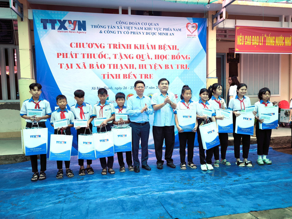 Ngày 27/7, nhân kỷ niệm 77 năm Ngày Thương binh-Liệt sỹ, tại xã biển Bảo Thạnh (huyện Ba Tri, Bến Tre), Đảng ủy, Công đoàn Cơ quan Thông Tấn Xã Việt Nam (TTXVN) Khu vực phía Nam phối hợp với Nhóm Y-Bác sỹ Phòng khám Đông Á thuộc Công ty Cổ phần Y dược Minh An; Nhóm Y- Bác sỹ bệnh viện An Bình; Hội Nông dân tỉnh Bến Tre, tổ chức chương trình “Khám bệnh, phát thuốc miễn phí và tặng quà cho gia đình nghèo, cận nghèo tại xã Bảo Thạnh năm 2024.” (Ảnh: Huỳnh Phúc Hậu/TTXVN)