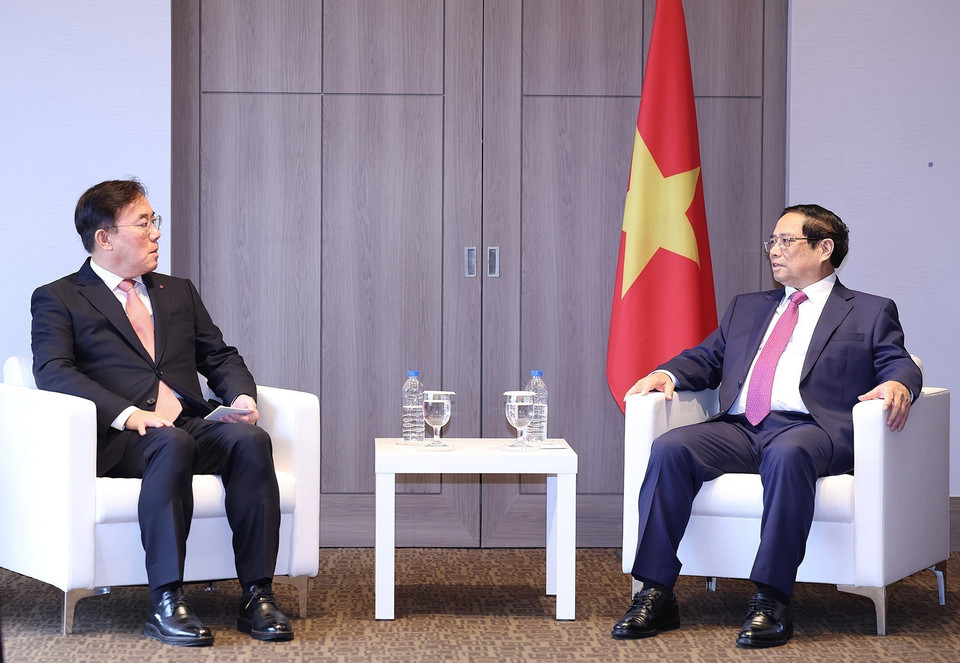 Thủ tướng Phạm Minh Chính tiếp ông Jeong Cheol-dong, Chủ tịch Tập đoàn LG Display. (Ảnh: Dương Giang/TTXVN)