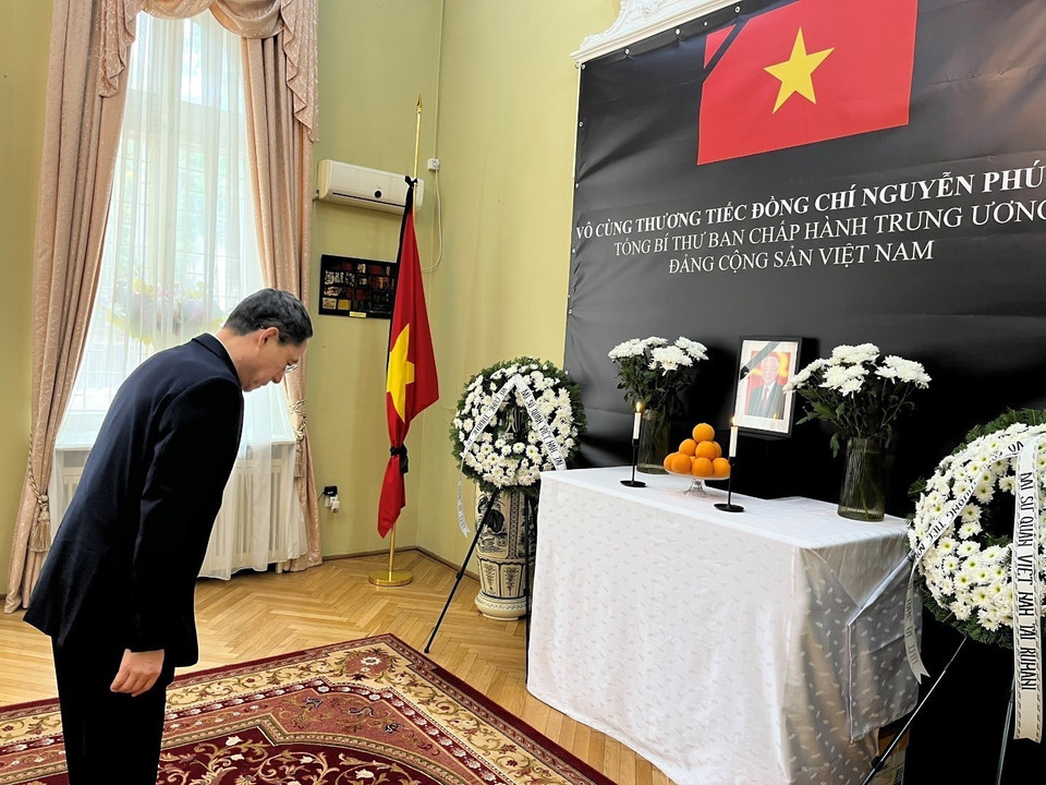 Đại sứ Trung Quốc Hàn Xuân Lâm viếng Tổng Bí thư Nguyễn Phú Trọng tại Đại sứ quán Việt Nam ở Romania. (Ảnh: TTXVN phát)