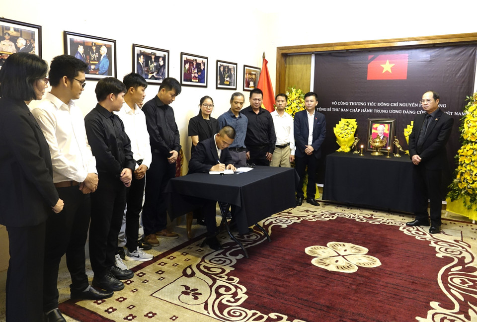 Cộng đồng người Việt Nam tại Bangladesh đến viếng và ghi sổ tang tiễn biệt Tổng Bí thư Nguyễn Phú Trọng. (Ảnh TTXVN)