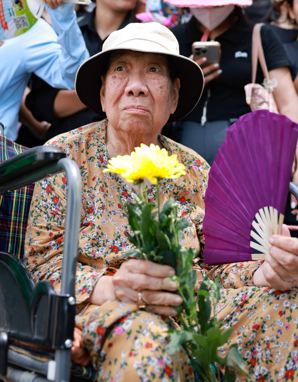 Người dân xúc động tiễn đưa Tổng Bí thư Nguyễn Phú Trọng. (Ảnh: TTXVN)