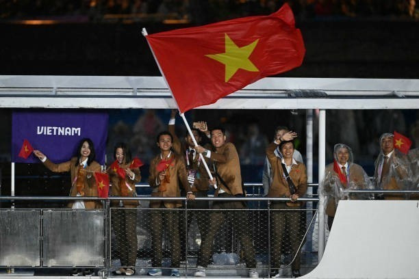 Đoàn thể thao Việt Nam diễu hành trên sông Seine trong Lễ Khai mạc Olympic Paris 2024. (Ảnh: Getty Images/TTXVN)