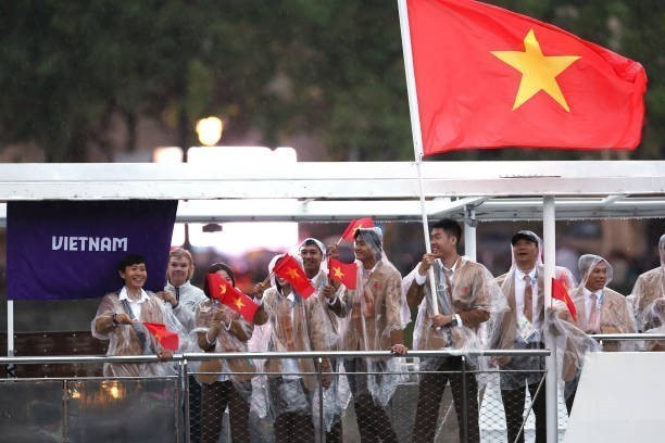 Đoàn thể thao Việt Nam diễu hành trên sông Seine trong Lễ Khai mạc Olympic Paris 2024. (Ảnh: Getty Images/TTXVN)